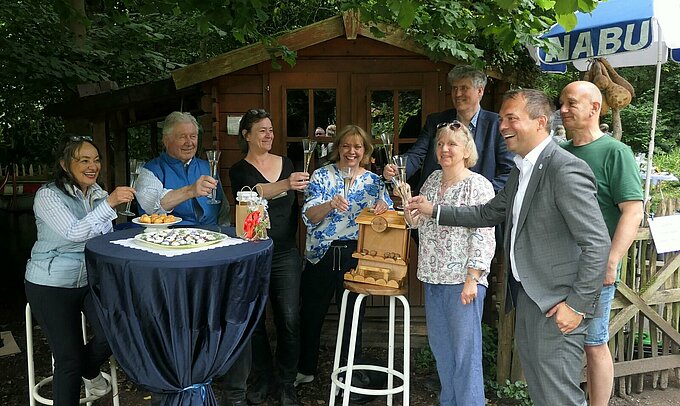 Dank an Herrn Holzenthal (Monica und Jack Sandrock, Pia Kambergs, Frau und Herr Holzenthal, Monika Wagner, Bürgermeister Pakusch und Udo Hormes) Foto: NABU Willich Jörg Tilmans